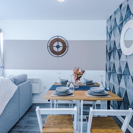 Stunning 2 Bed Apt By Greenstay Serviced Accommodation - Located In Formby Village - Perfect For Short & Long Stays - Couples, Friends & Families & Business Travellers All Welcome - Dog Friendly - 7 Bagian luar foto