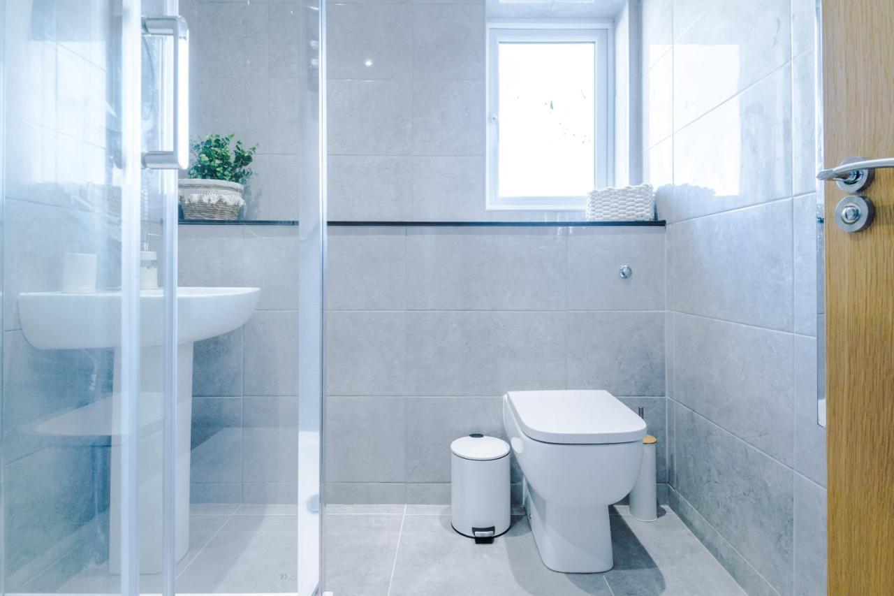 Stunning 2 Bed Apt By Greenstay Serviced Accommodation - Located In Formby Village - Perfect For Short & Long Stays - Couples, Friends & Families & Business Travellers All Welcome - Dog Friendly - 7 Bagian luar foto
